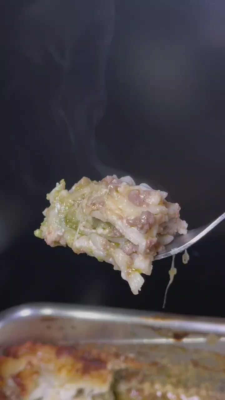 Carica il video: Timballo Gourmet con le mafaldine, bolognese, pistacchio, crema di funghi porcini e tartufo bianco, besciamella, provola affumicata e parmigiano